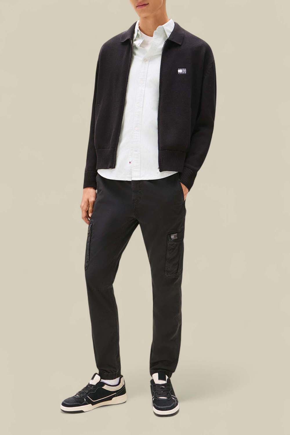 תמונת כל הלוק של מכנסי ג'ינס קרגו